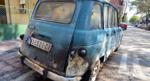 Pod prozorom ljudima zapalili kola
