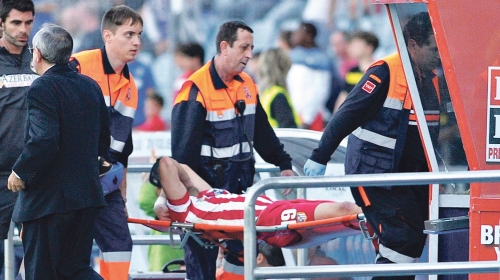 Napadač Atletika je na  nosilima iznesen sa terena
