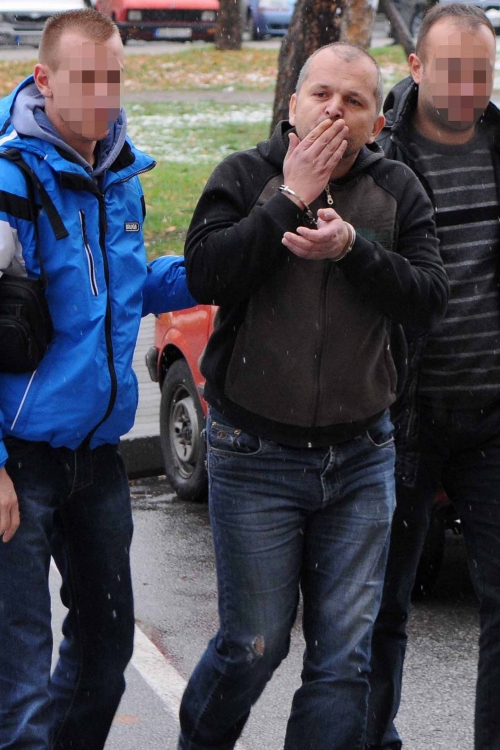 Dejan Cvetić šalje poljupce tokom privođenja