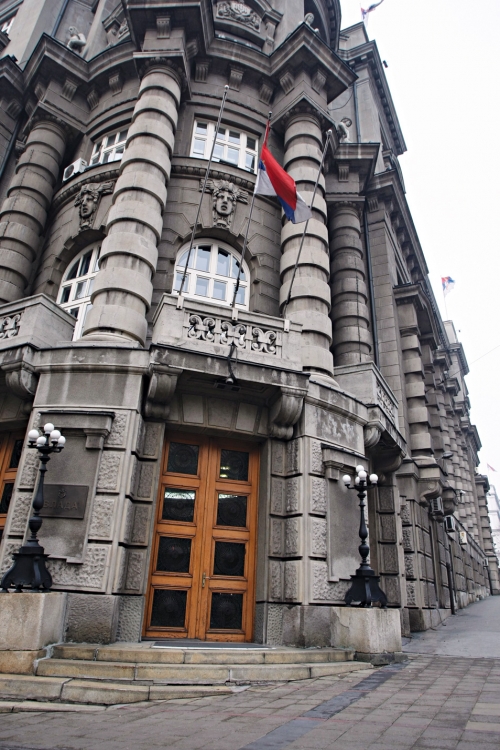 Nije  uspela sa  pištoljem da  uđe pored  obezbeđenja  Vlade Srbije