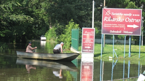 Čamcima  posred druma:  Nivo reke raste  oko centimetar  na sat