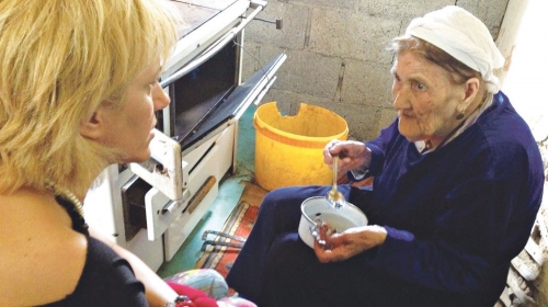 Rediteljka je svesna da se u  poslednje vreme ponaša čudno i  neprimereno, pa je spas potražila kod stogodišnje bake Rahime Adro