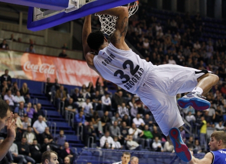 Zaukcan Široki: Dru Gordon