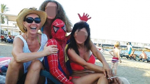 Superheroj s folk divom