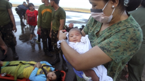 Oluja na Filipinima izazvala preveremene porođaje / Foto: AP