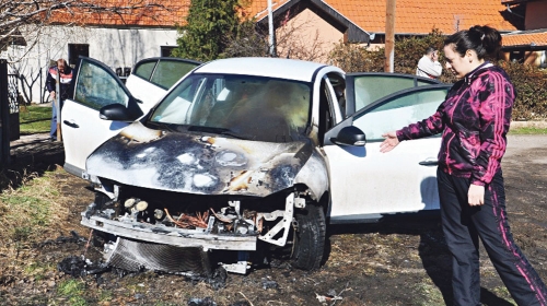 Davorka pored automobila