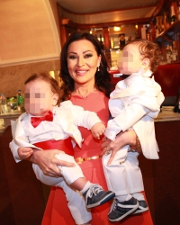 Ceca sa sestrićima
