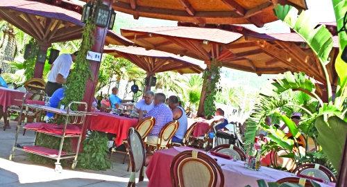 Tomislav Karadžić sa plaže prati dešavanja u fudbalu