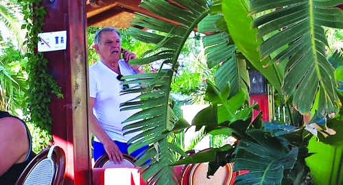 Tomislav Karadžić sa plaže prati dešavanja u fudbalu