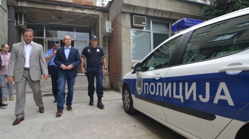 Gradonačelnik Novog sada uručuje nagradu