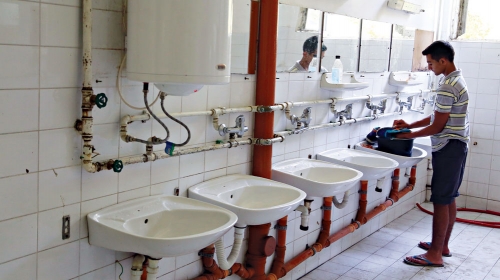 Oko 200 ljudi deli desetak tuš-kabina, a iz WC-a su pokradeni vodokotlići