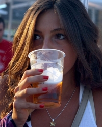 Devojka pije pivo
