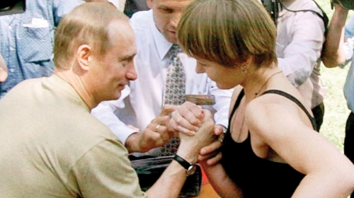 Putin ne popušta ni pred  napadom ženskih grudi!