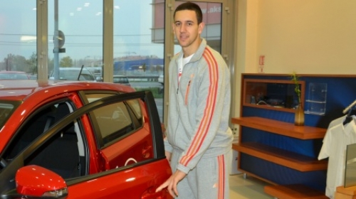 Vasilije Micić preuzima nagradu