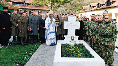 Mnogi nisu mogli  da dođu zbog nastave:  Kadeti sa vladikom Andrejom