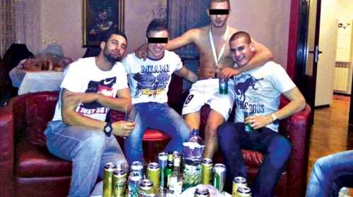 Znaju da uživaju: Jovanović i Mudrinski  sa prijateljima