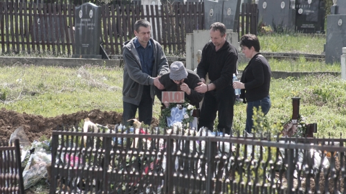 Supruga ubice na groblju