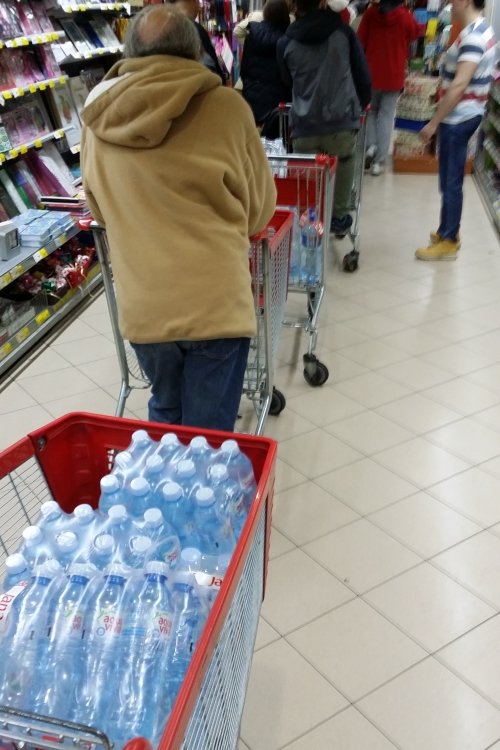 Redovi za vodu se protežu u nedogled