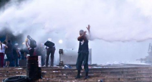 Suzavcem polivali šatore demonstranata