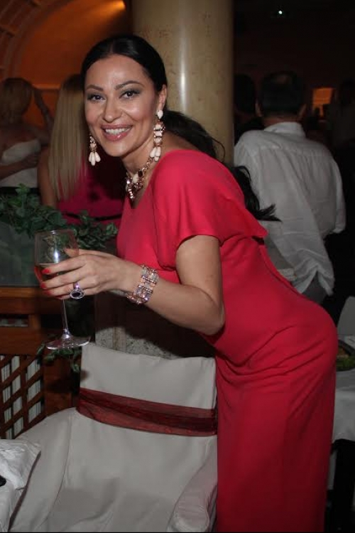 Nikad lepša i  zgodnija: Ceca  nazdravljala sa prijateljima