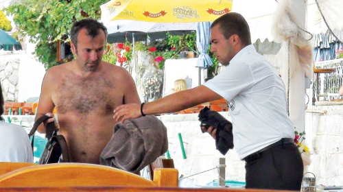 Konobar je doneo  peškir za uvaženog gosta