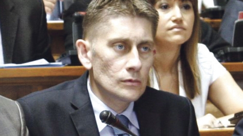 Aleksandar Martinović (SNS)  dovikivao je Marku Đurišiću (NDS): „Lopovi, lopovi!“. Ovaj  mu uzvratio istom merom