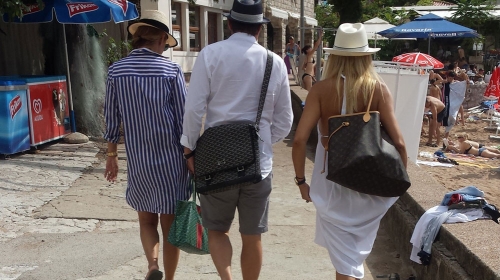 Stojković sa suprugom  u poteri za praznim  mestom na plaži