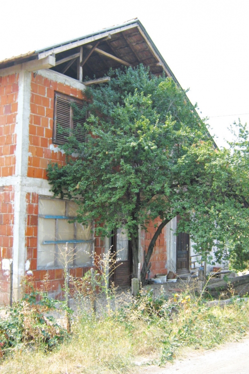 Kuća u čijem dvorištu su zakopane bebe