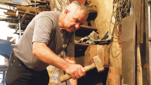 Dragi mladenović (62), kovač