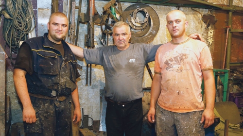 Rad, rad i samo rad: Dragan sa šegrtima
