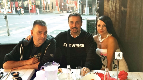 Sa svojim domaćinima u Australiji: Dragan Kojić Keba