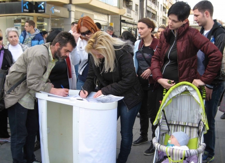 Potpisivanjem inicijative  „Ako nemate novca, imate li srca“ u Kragujevcu / Foto: Biljana Nenković