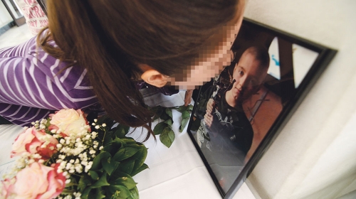 U hodniku škole  stoji Bogdanova slika