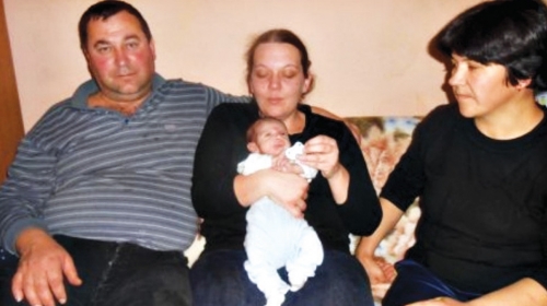 Novica i Olivera  Milošević i Biserka  sa mališanom