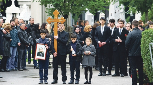 Nekoliko stotina rođaka, prijatelja i kolega ispratilo Rakića na večni počinak