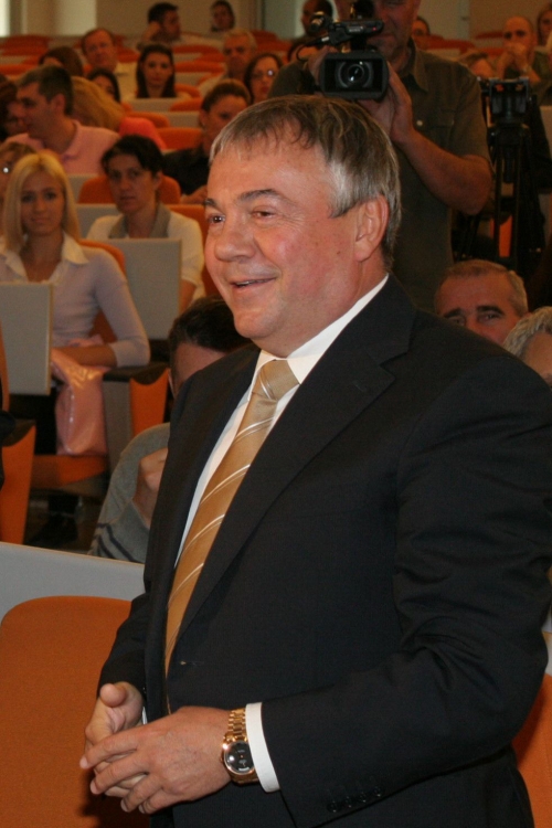 Preko rupe u  zakonu, do  dozvole za  rad: Mića  Jovanović