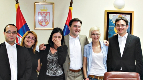 Gde su mladi, tu je i šala:  Saradnici u zagrljaju Nikole Selakovića