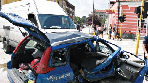 Vozač kombija nije stao na  znak „stop“