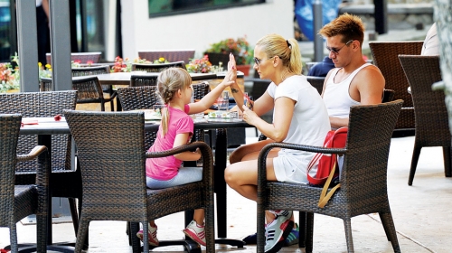 Mama čestitala  ćerki na pobedi  u partiji karata