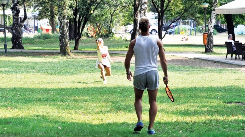Srećni par igrao  badminton u prirodi