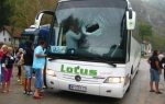 Autobus posle udara stene