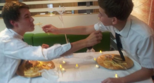 E, ovo se zove obrok! Poneli tanjire u Mekdonalds Foto: Tviter