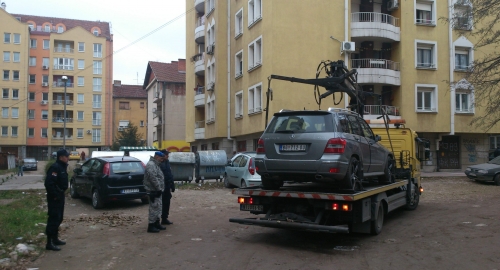 Bomba nađena na parkingu između crnog punta i sivog mercedesa