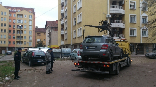 Bomba nađena na parkingu između crnog punta i sivog mercedesa