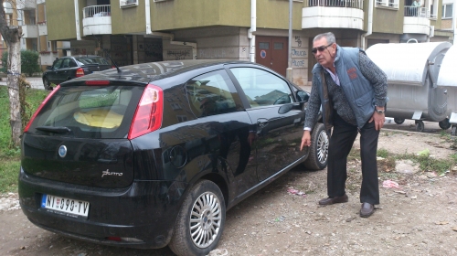 Stanar Miodrag Kstic pokazuje mesto gde je nađena bomba