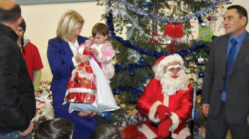 Nikolićeva uručila 600 paketića