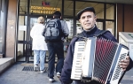 Isprati bebe uz kola i veselu muziku