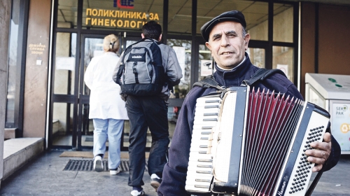 Isprati bebe uz kola i veselu muziku