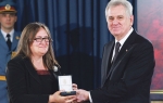 Svetlana  Stević od  predsednika  prima zasluženo  priznanje