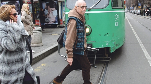 Srna ne ispušta  mobilni ni dok  prelazi ulicu